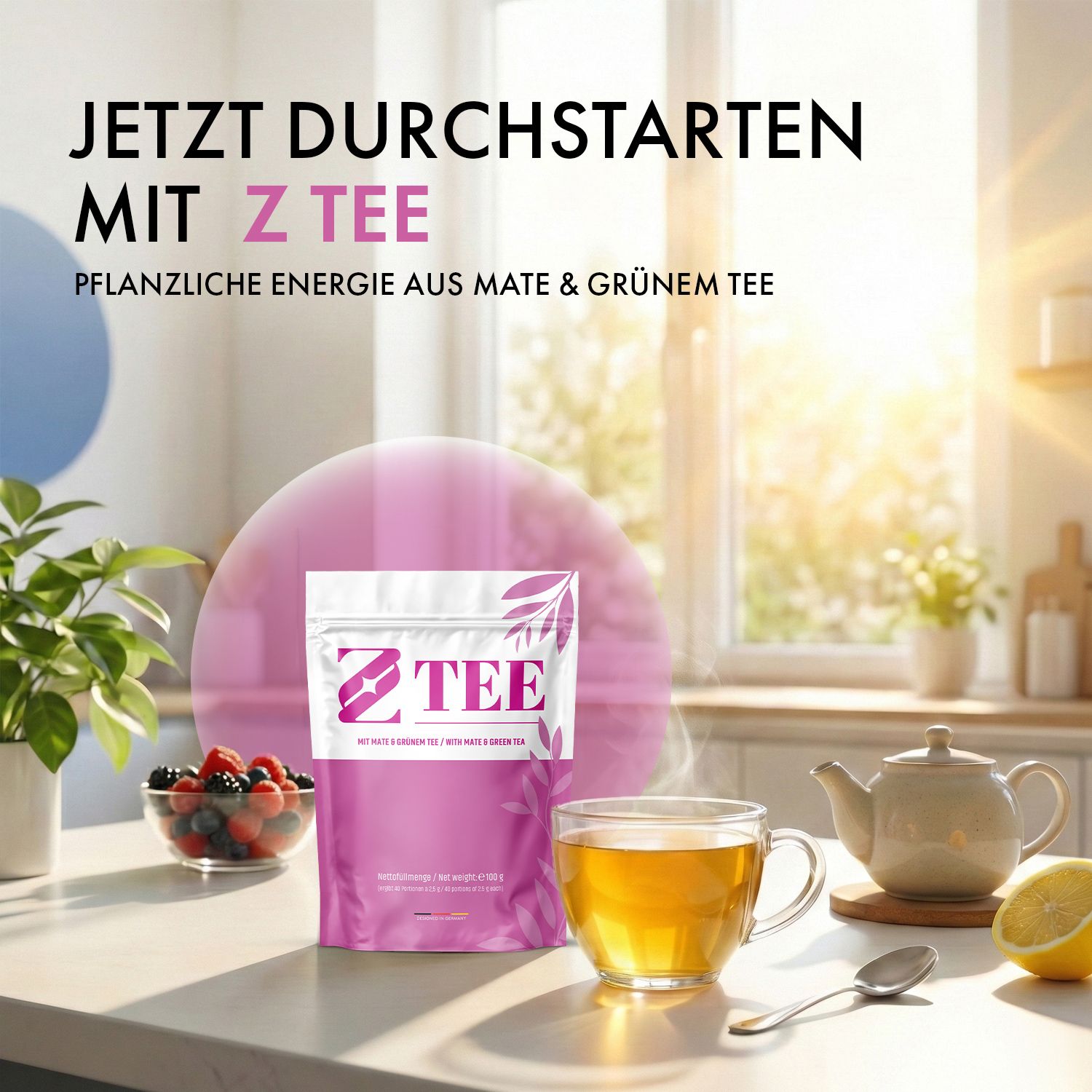 Z Tee Beutel mit Mate & Grüntee, eine Tasse Tee, Beeren und Zitrone auf einem Tisch.