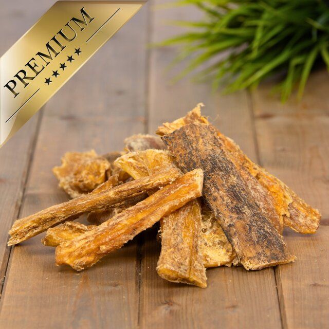 Rindernackensehnen auf Holzbrett. Goldene Premium-Auszeichnung mit Sternen. Helles Holz. Produkt in Streifen.