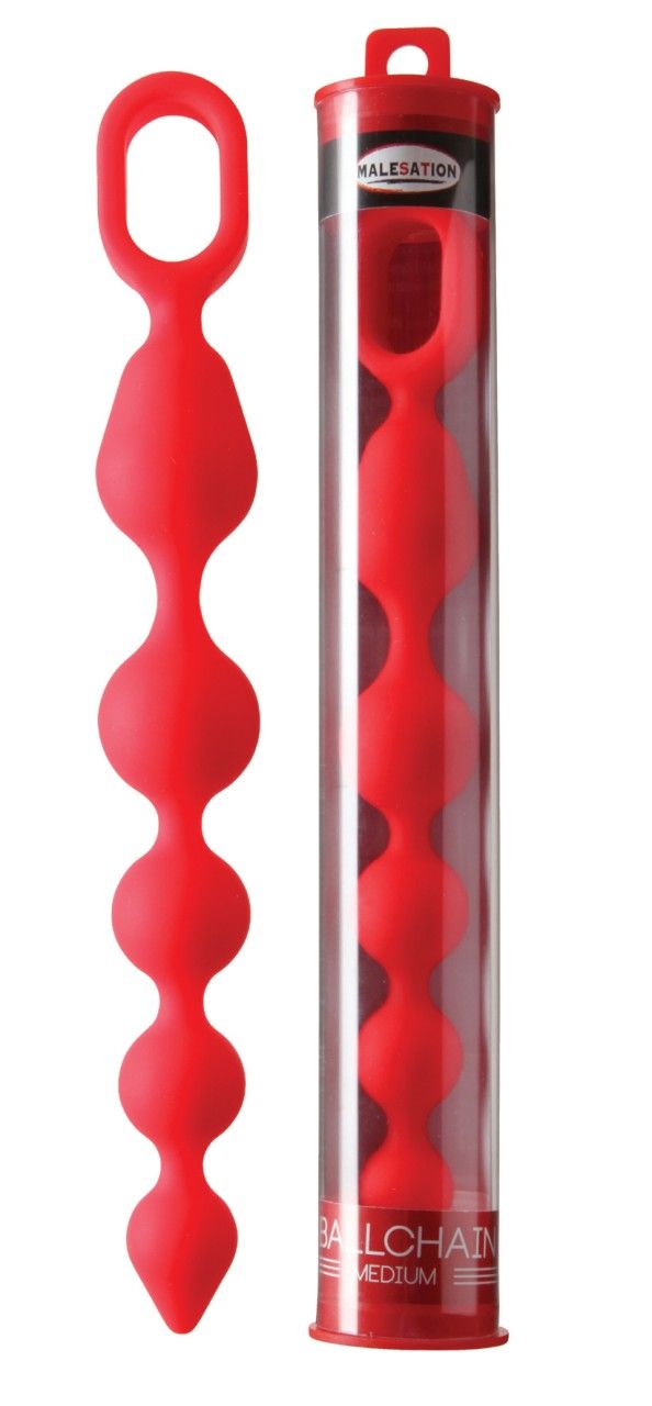 Rote Ballchain neben transparenter Verpackung. Produktname: MALESATION. Aufschrift: MEDIUM. Kette mit 4 Kugeln und Griff.