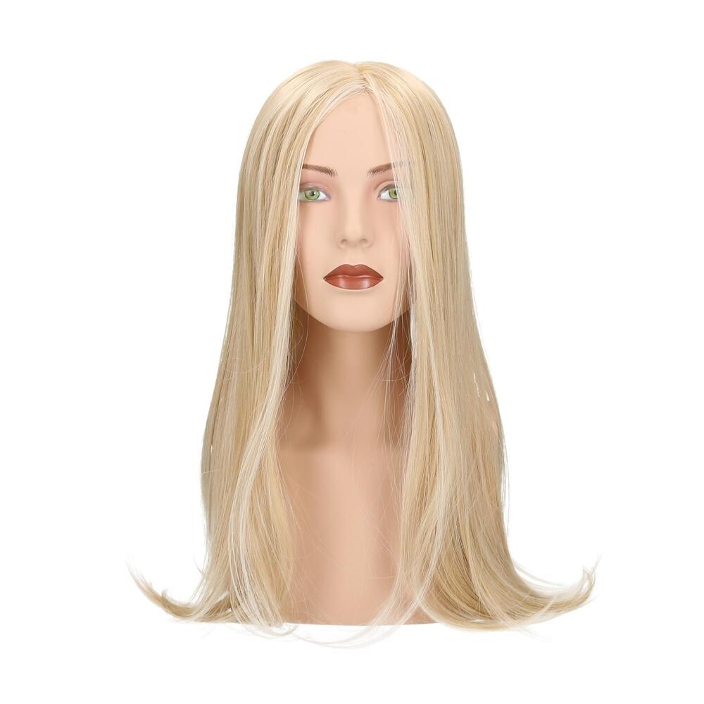 Blond gefärbtes Haarteil auf einem Schaufensterkopf. Frontansicht. Lange, glatte Haare.