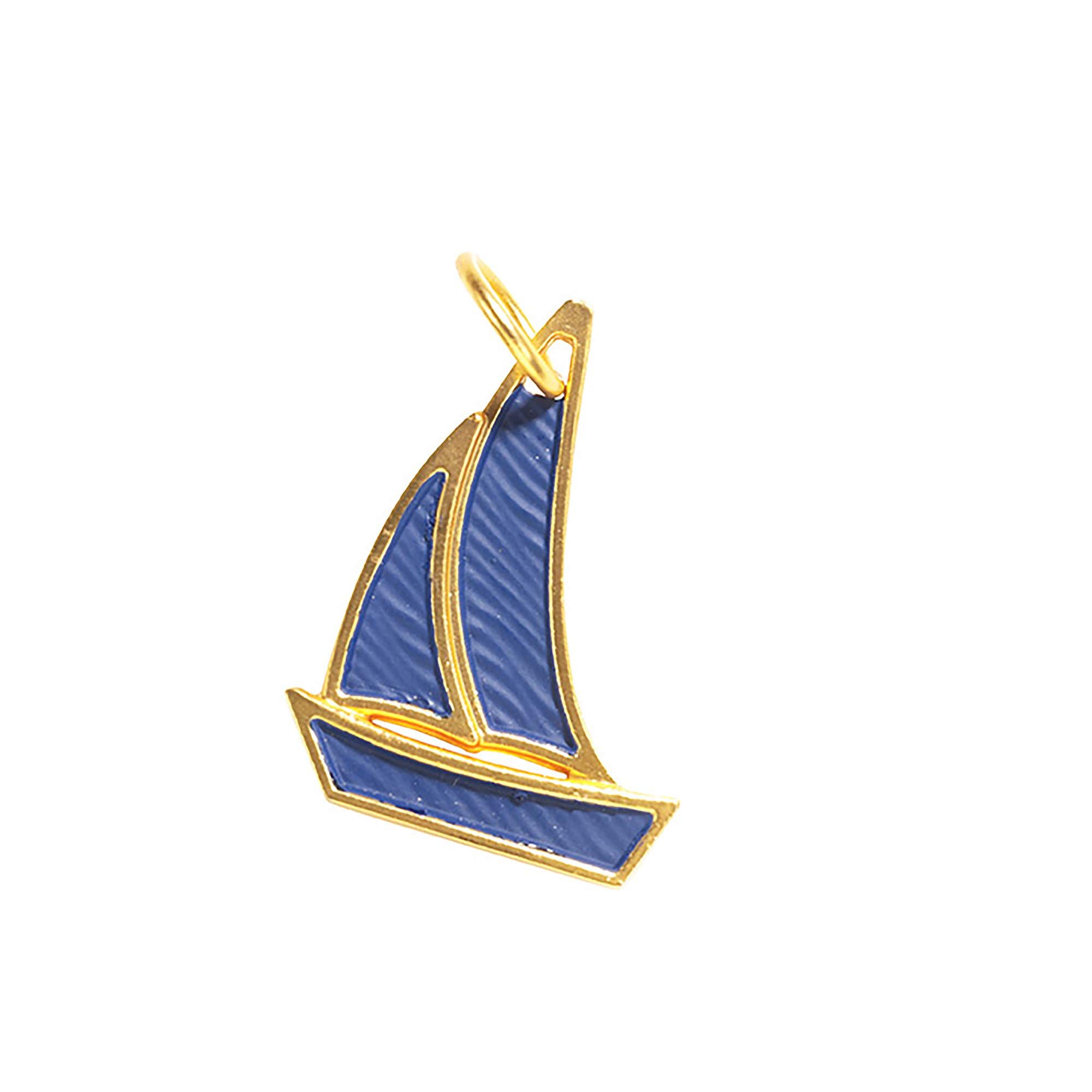 Goldener Segelboot-Charm mit blauem Segel. Anhänger für den Rückspiegel.