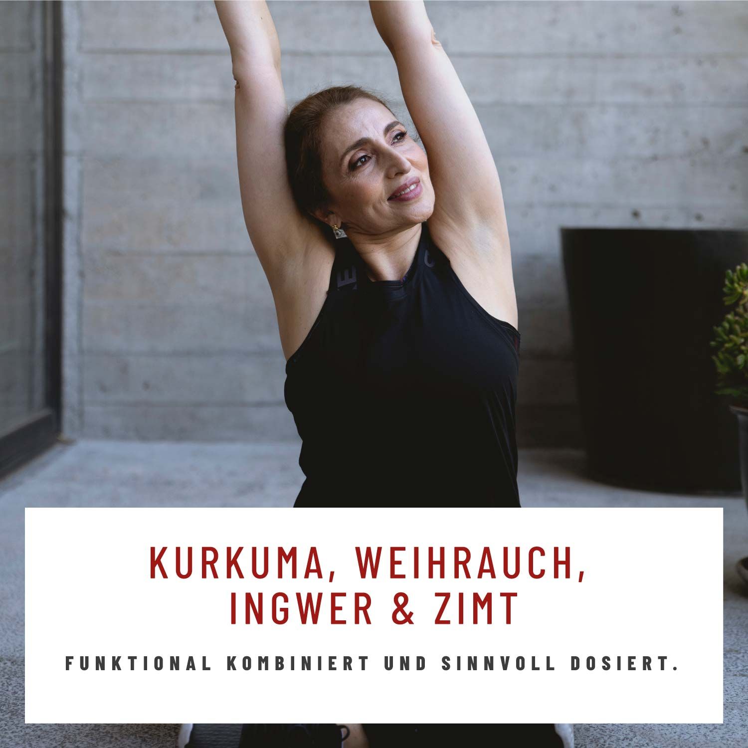 Frau mit erhobenen Armen. Text: Kurkuma, Weihrauch, Ingwer & Zimt. Funktional kombiniert und sinnvoll dosiert.
