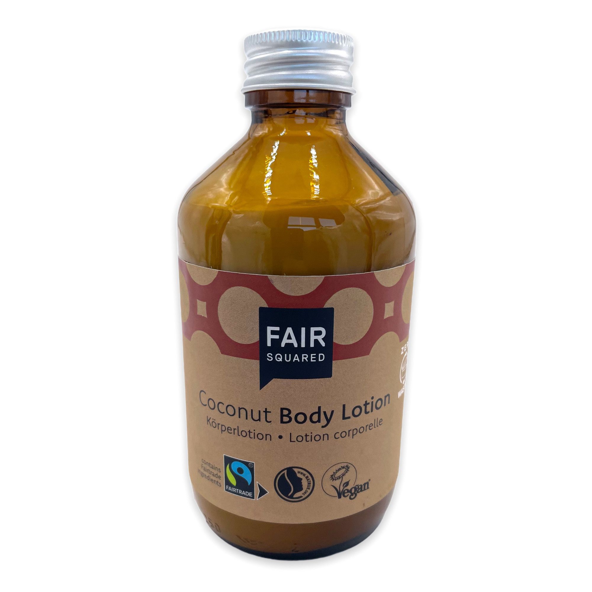Braune Glasflasche mit silbernem Deckel. Etikett mit FAIR SQUARED, Kokosnuss Body Lotion, Fairtrade-Siegel und Vegan-Logo.
