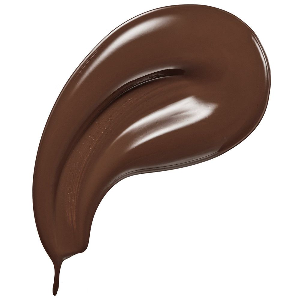 Dunkelbrauner Foundation-Swirl auf weißem Hintergrund. Glänzende Textur mit Tropfen am Ende.