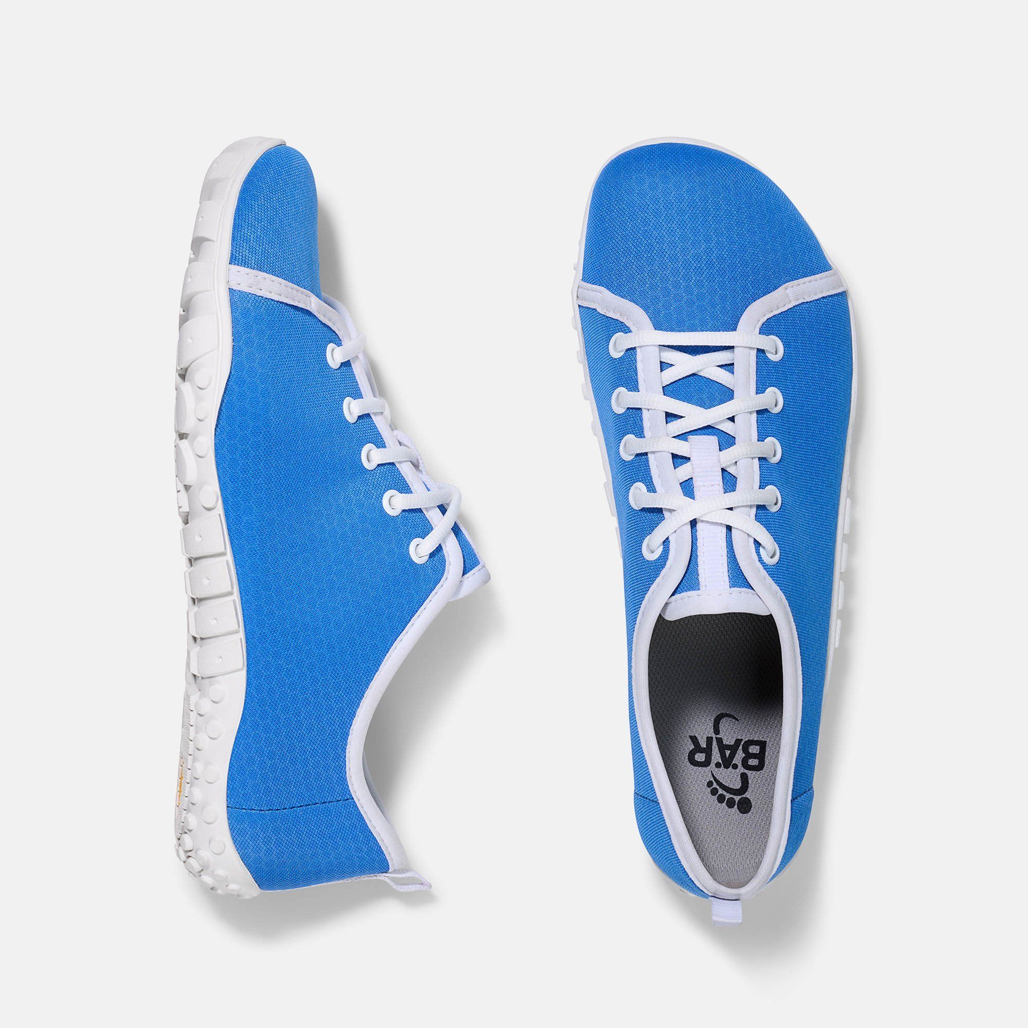 Zwei blaue Herren-Schnürschuhe mit weißer Schnürung und Sohle. Das Obermaterial hat ein wabenförmiges Muster. Die Schuhe sind von oben abgebildet.