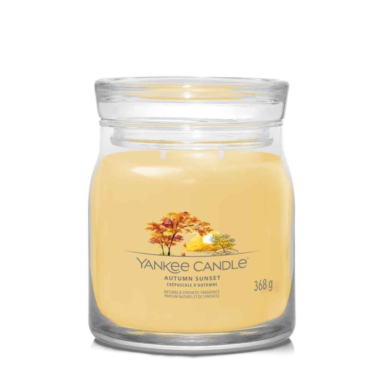 Kerzenglas mit Deckel. Aufschrift: Yankee Candle, Autumn Sunset. Gewicht: 368 g. Abbildung: Herbstlandschaft.