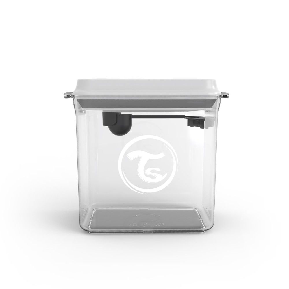 Transparenter Behälter mit weißem Deckel und schwarzem Messlöffel. Das Logo ist auf der Vorderseite sichtbar.