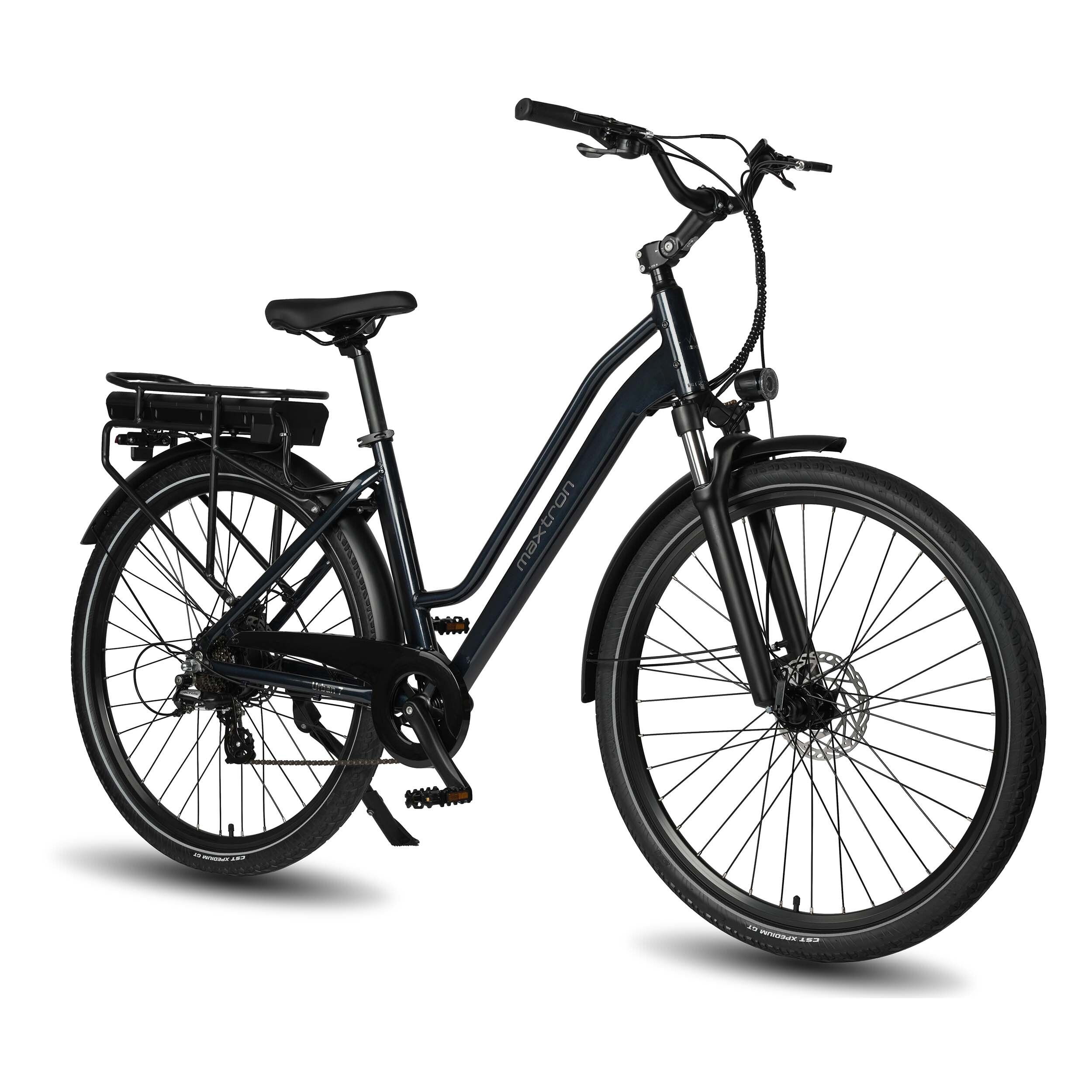 Schwarzes E-Bike mit Akku, Gepäckträger, Schutzblechen und 7-Gang-Schaltung. Maxtron-Logo.