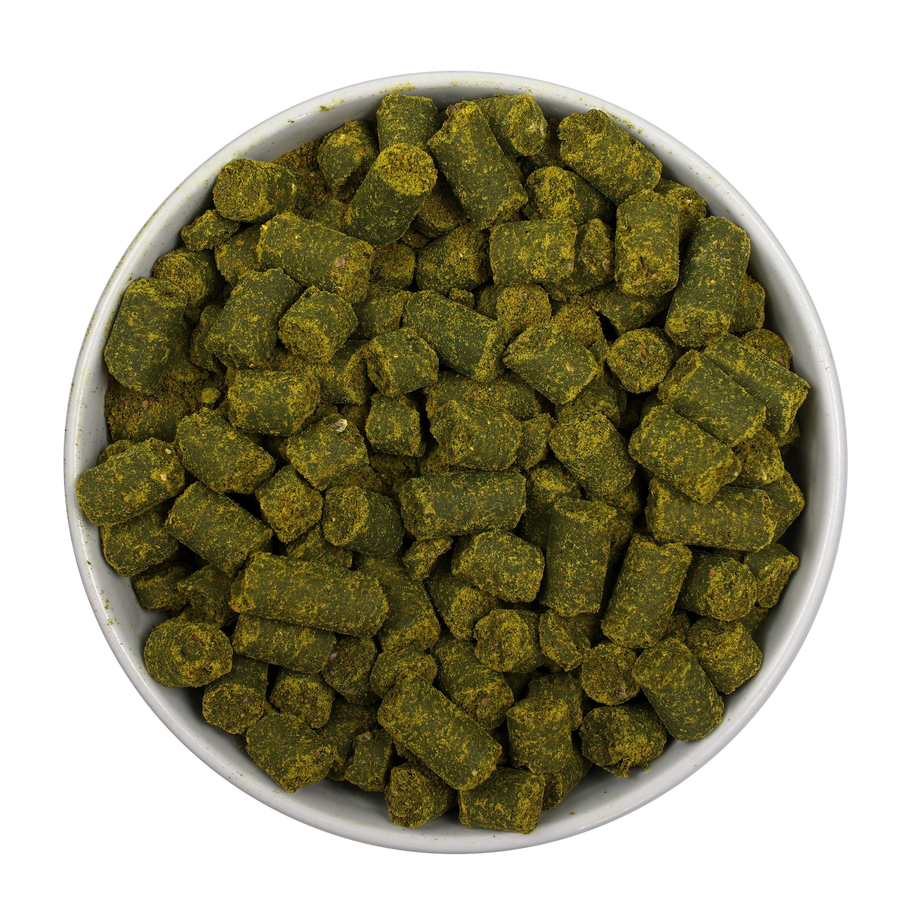 Grüne Pellets in einer Schüssel, Nahaufnahme.