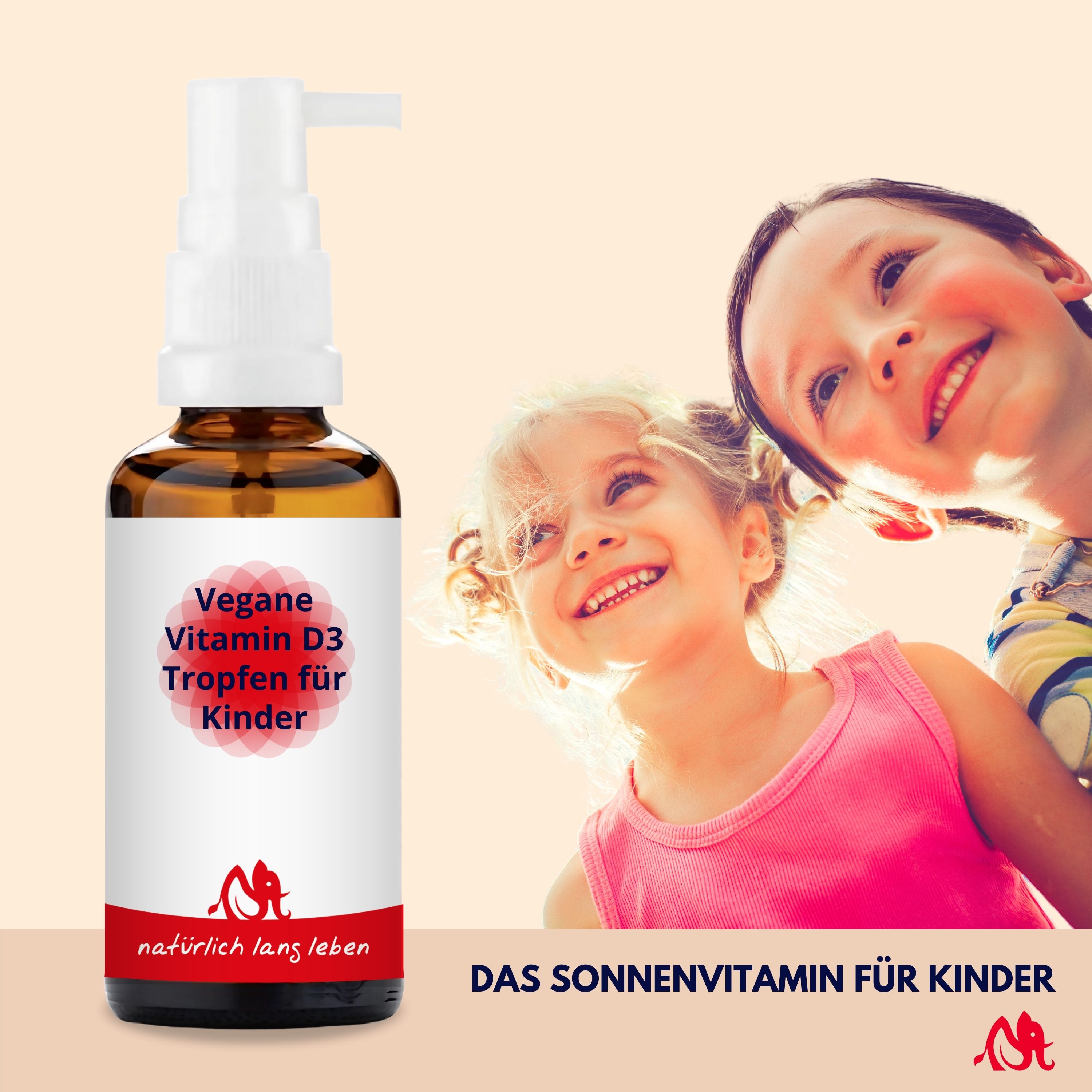 Braune Glasflasche mit weißem Sprühkopf. Etikett mit rotem und weißem Text: Vegane Vitamin D3 Tropfen für Kinder. Logo. Zwei lächelnde Kinder.