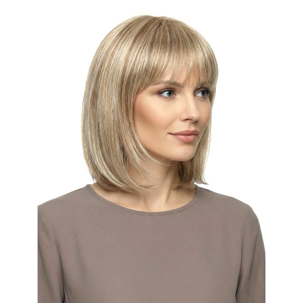 Perücke Mola von trendhair. Blondes Haar mit Pony. Frau mit braunem Oberteil. Mittellange, glatte Frisur.