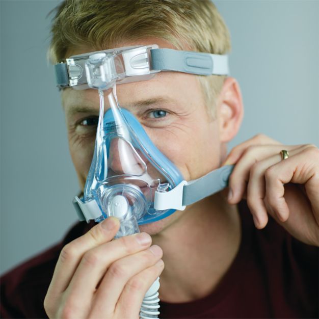Mann passt Philips CPAP Maske Amara SE Gel Full Mund-Nasenmaske an.