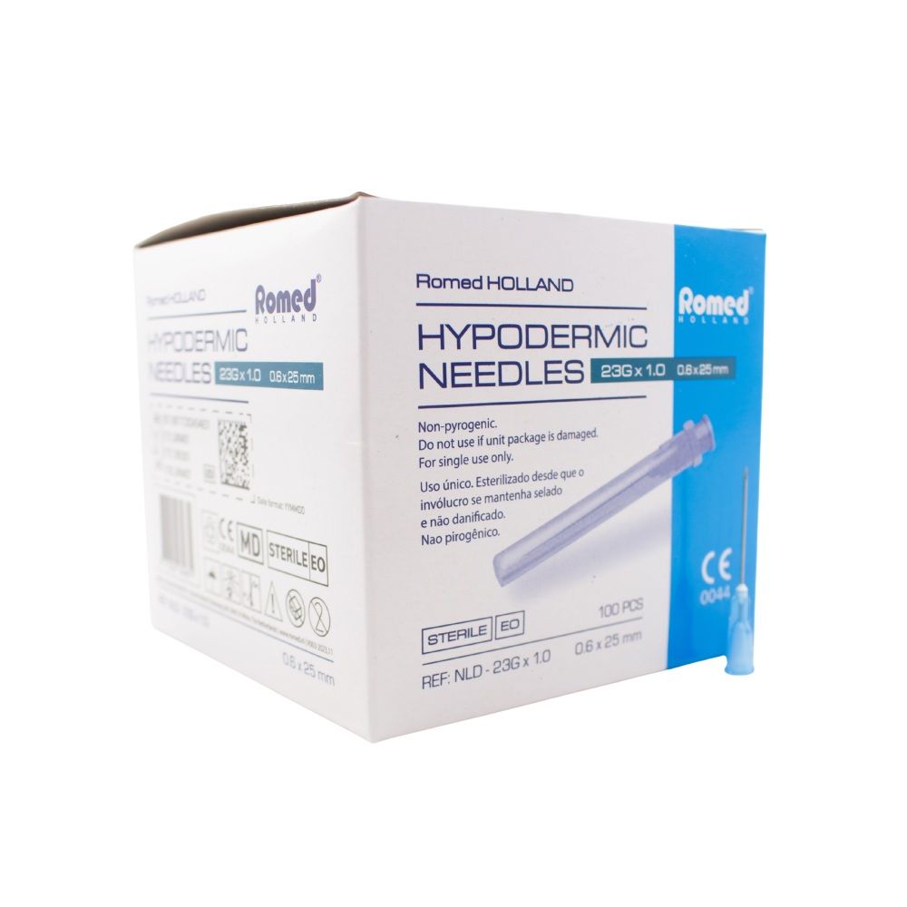 Schachtel mit Injektionskanülen. Aufschrift: Hypodermic Needles 23G x 1.0, steril. Nadel mit blauer Kappe. CE-Kennzeichnung.