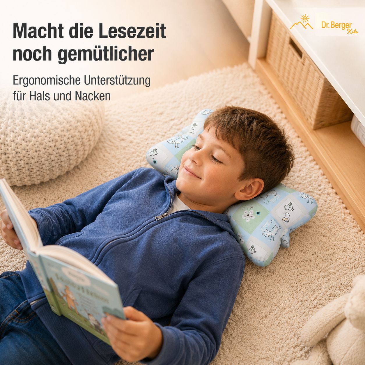 Junge liegt mit Dr. Berger Kuschelkissen im Nacken und liest.
