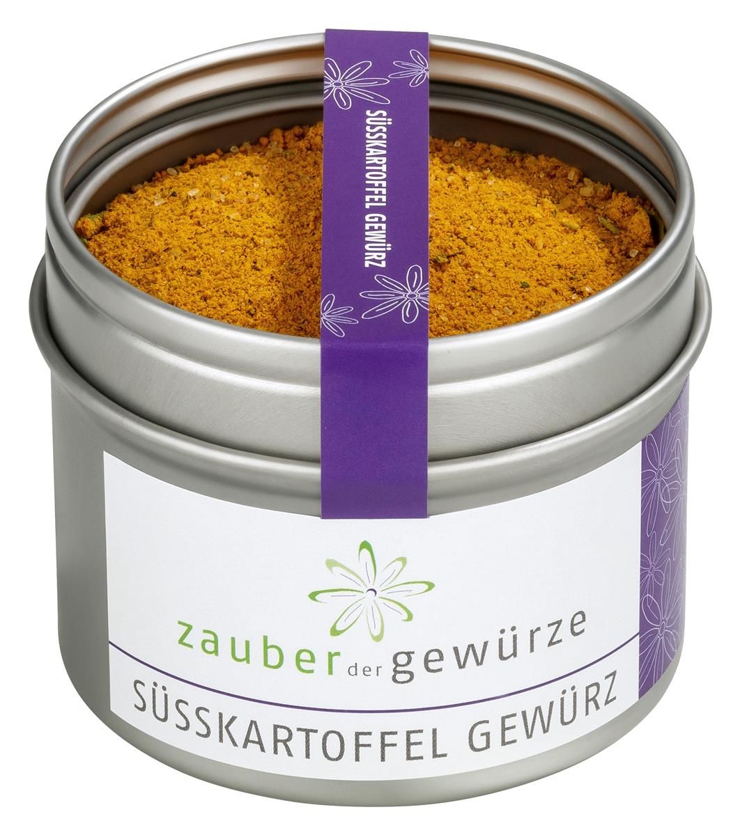Metallbehälter mit Gewürz. Aufschrift: Zauber der Gewürze Süßkartoffel Gewürz. Lila Band mit Text.