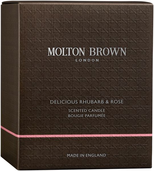 Braune quadratische Schachtel mit Prägemuster. Aufschrift: Molton Brown London, Delicious Rhubarb & Rose, Scented Candle, Bougie Parfumée.