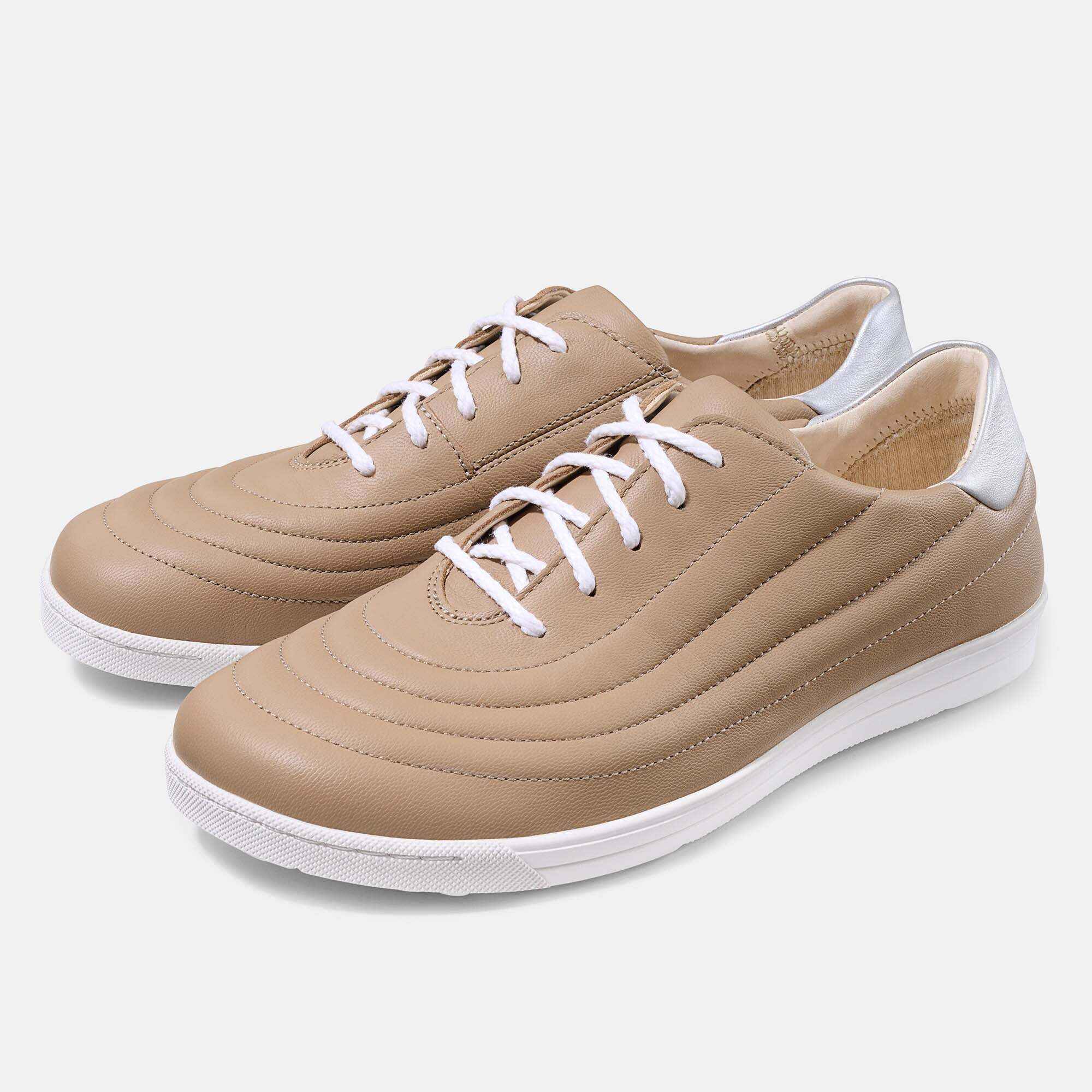 Bequeme Damen-Schnürschuhe aus beige-farbenem Leder mit weißer Sohle und Schnürung.