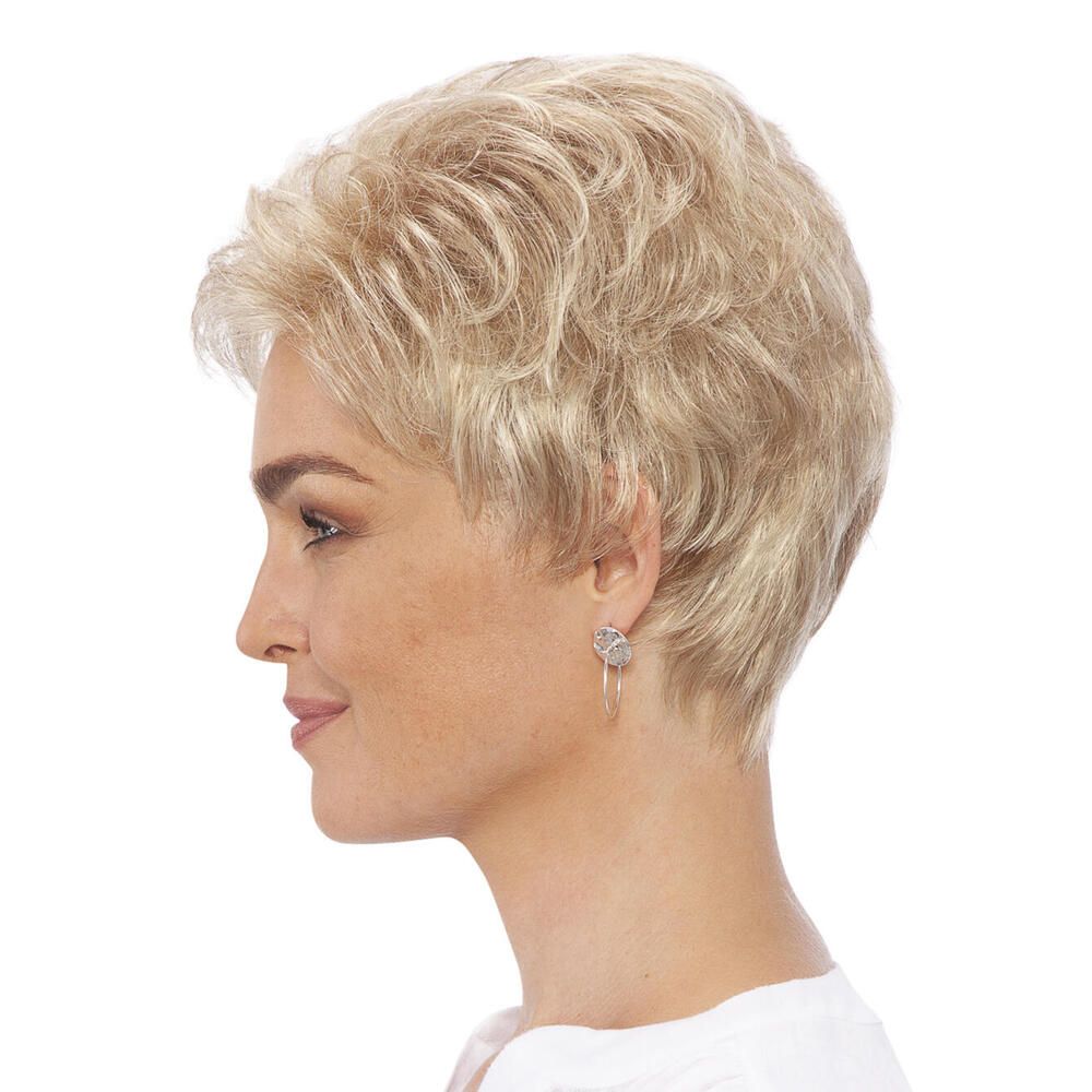 Kurzhaarperücke in Blond. Seitenansicht einer Frau mit Perücke. Kurzer, gestufter Schnitt. Helle Haarfarbe.