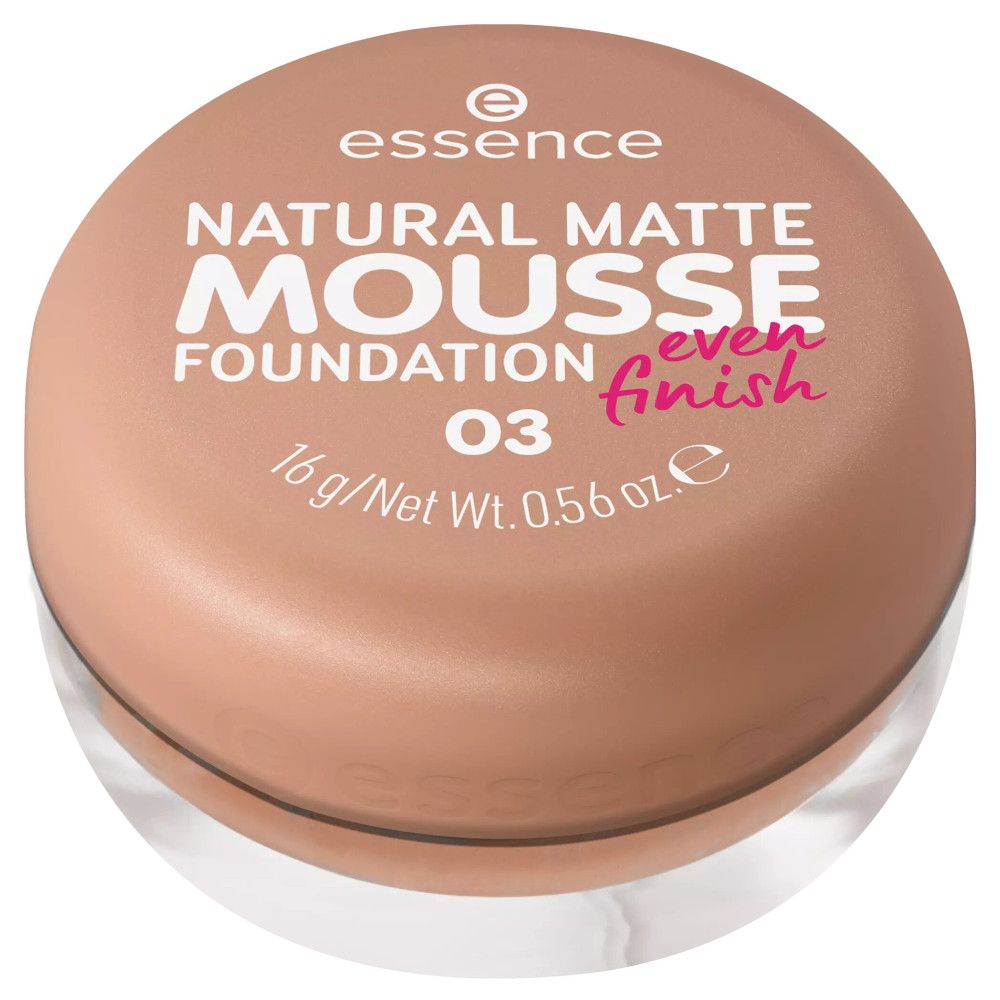 Essence Natural Matte Mousse Foundation. Runde Dose, beige Deckel mit Schriftzug. Produktname, Farbton 03, Gewicht. Klare Basis.