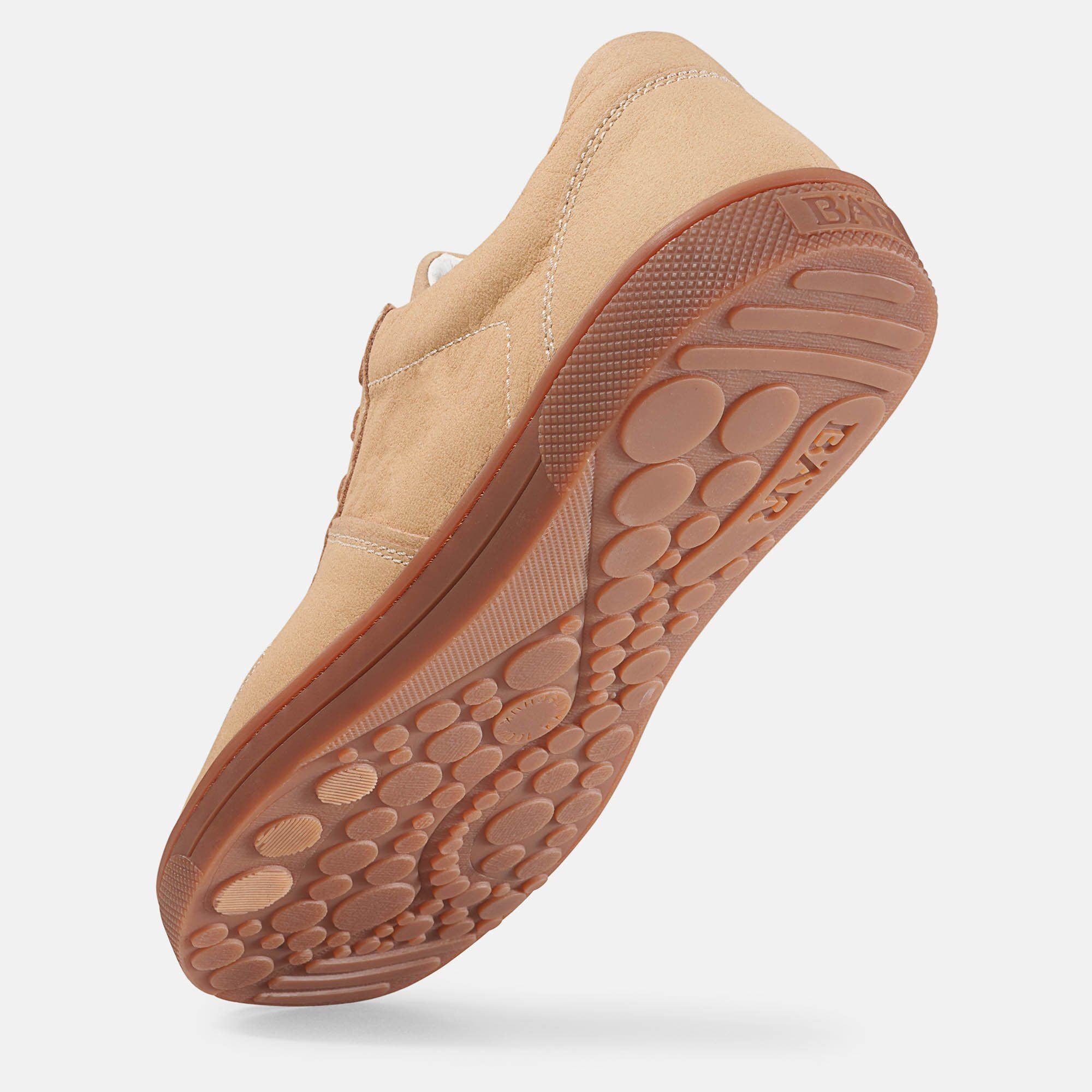 Beige Schuh mit brauner Sohle. Hellbraunes Leder. Sohle mit Noppen. Schuh von unten.