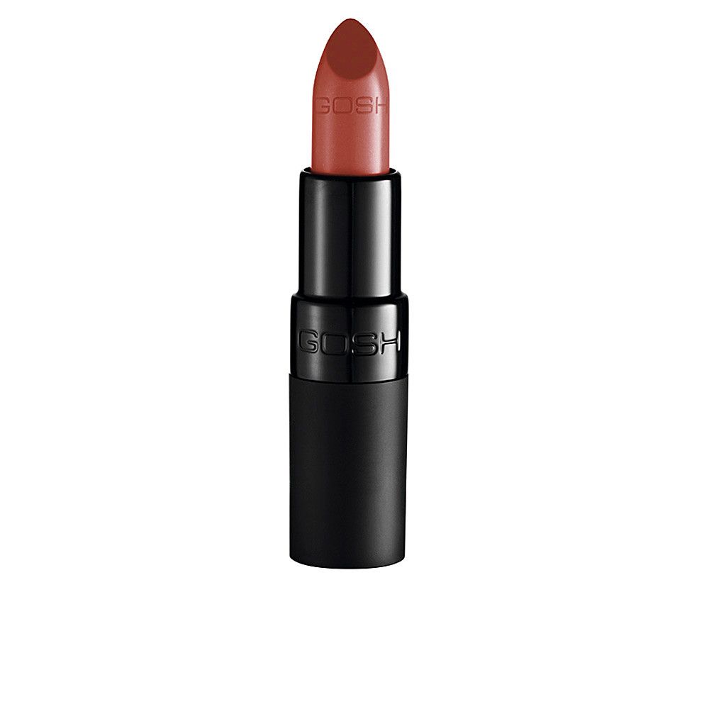 Gosh Velvet Touch Lippenstift 122 Nougat. Der Lippenstift hat eine braune Farbe und befindet sich in einer schwarzen Hülse. Der Lippenstift ist in einer aufrechten Position abgebildet.