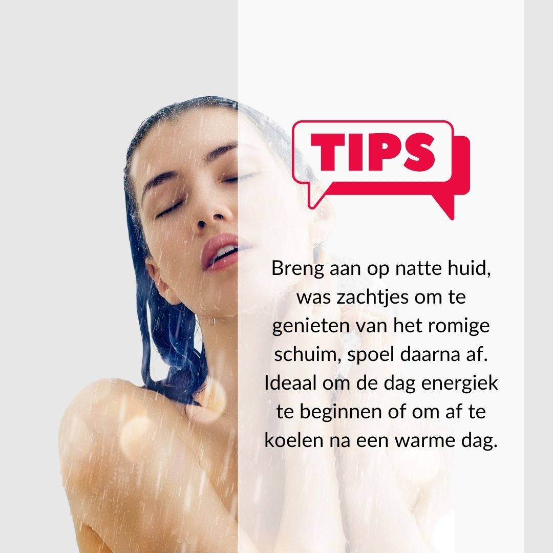 Vrouw onder de douche. Tekst: Tips. Aanbrengen op natte huid, zachtjes wassen, afspoelen. Ideaal voor de dag.