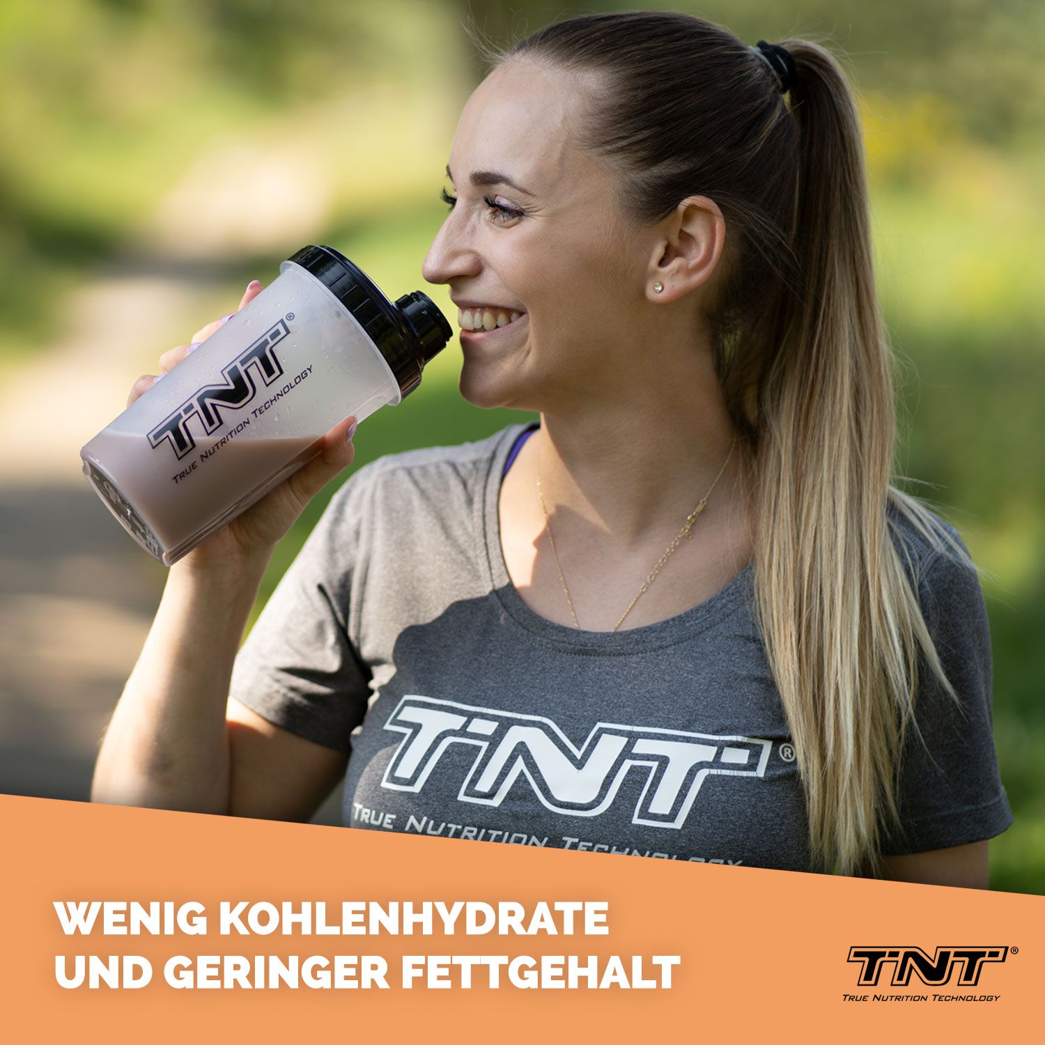 Frau trinkt Shake aus TNT-Shaker. Text: Wenig Kohlenhydrate und geringer Fettgehalt. TNT-Logo.