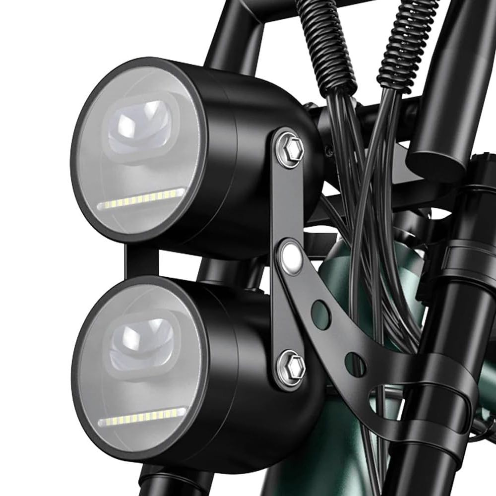 Nahaufnahme der Doppelscheinwerfer des E-Mountainbikes. Schwarzes Gehäuse, LED-Leuchten.