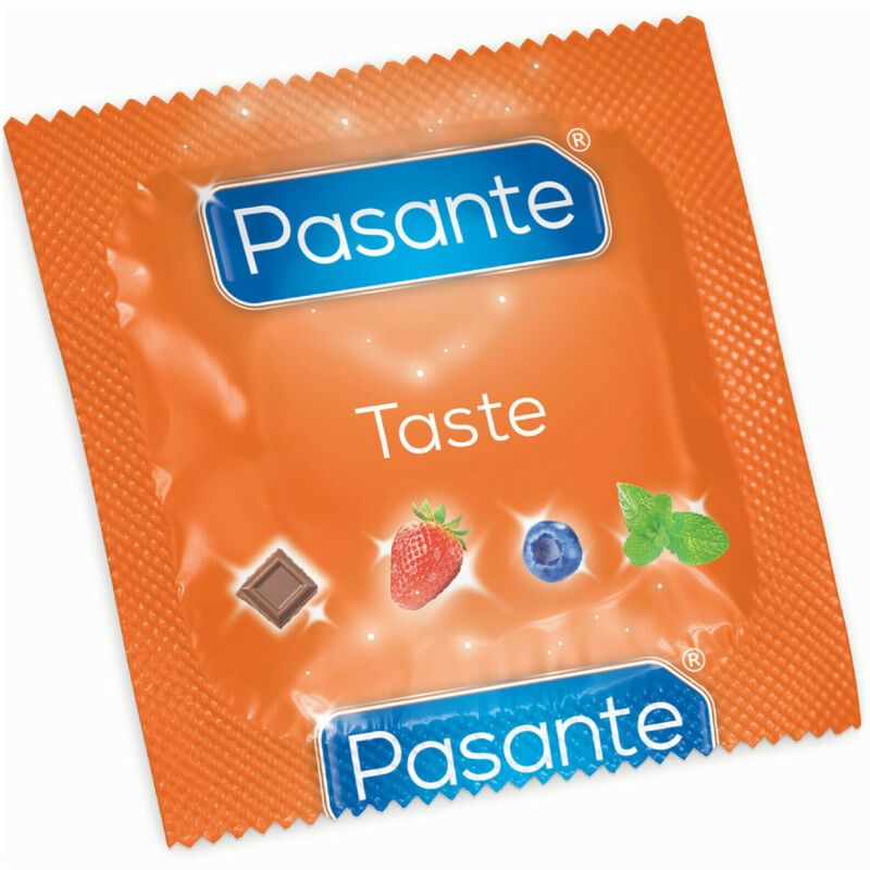 Einzeln verpacktes Kondom in orangefarbener Folie. Aufdruck: Pasante, Taste, Abbildungen von Schokolade, Erdbeere, Blaubeere und Minze.