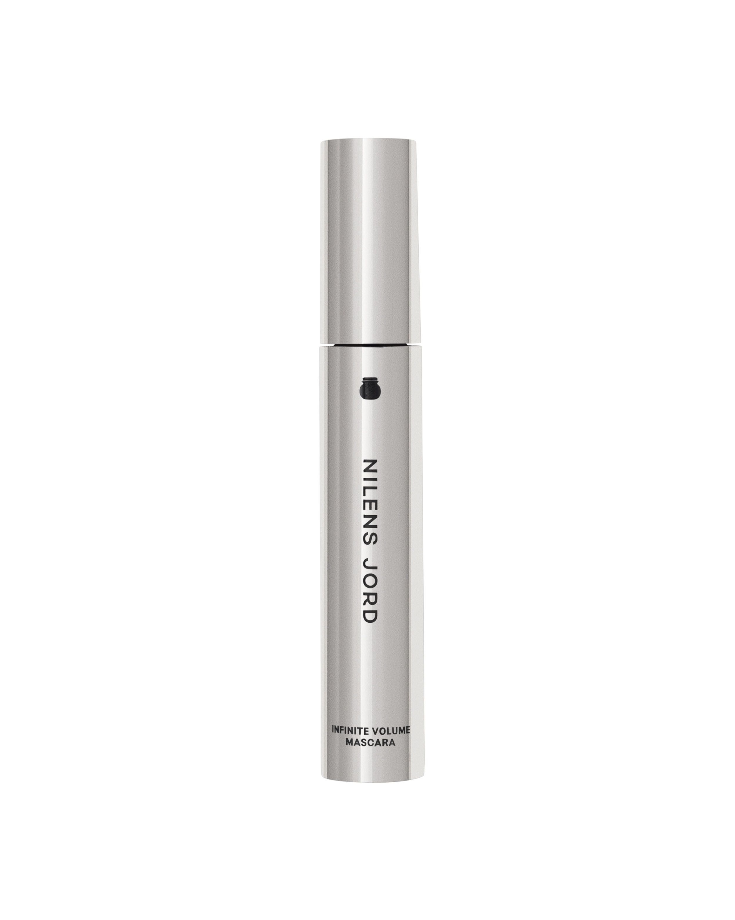 Geschlossene silberne Mascara-Verpackung mit Beschriftung: NILENS JORD INFINITE VOLUME MASCARA.