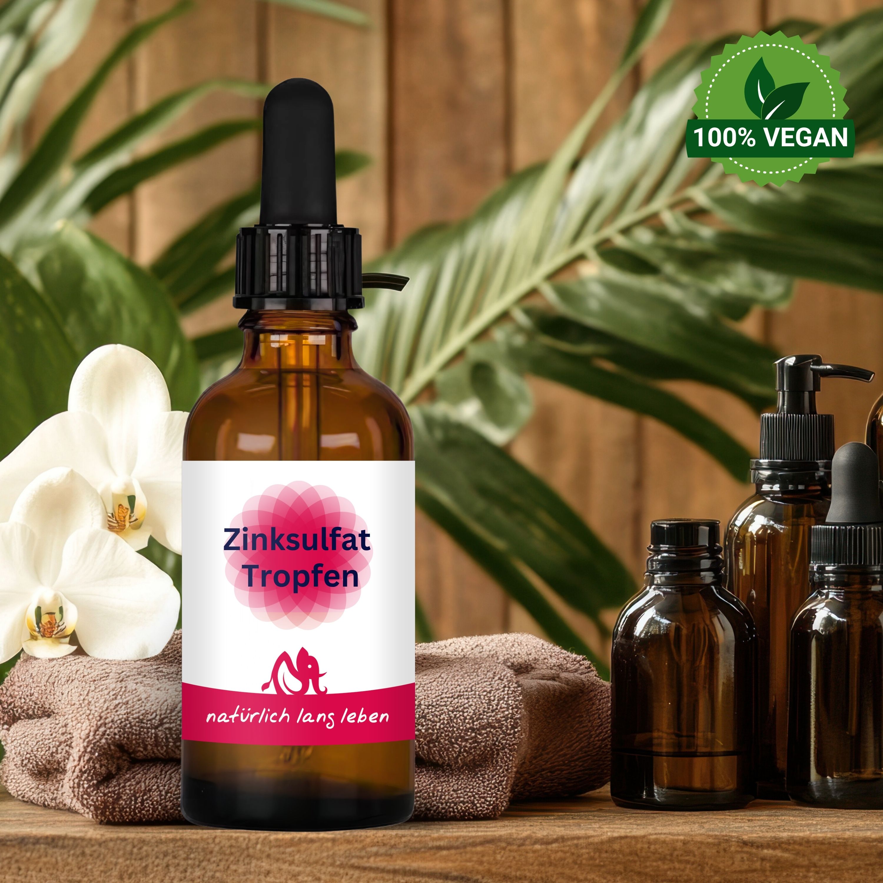 Braune Glasflasche mit Tropfer, vor Pflanzen und Handtuch. Etikett mit "Zinksulfat Tropfen" und Logo. "100% VEGAN"-Siegel.