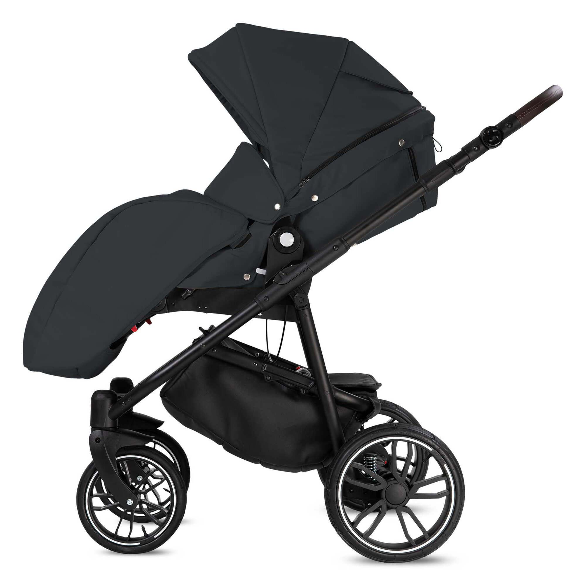 Dunkelgrauer Kinderwagen mit schwarzem Gestell und braunem Griff. Babywanne in Liegeposition.