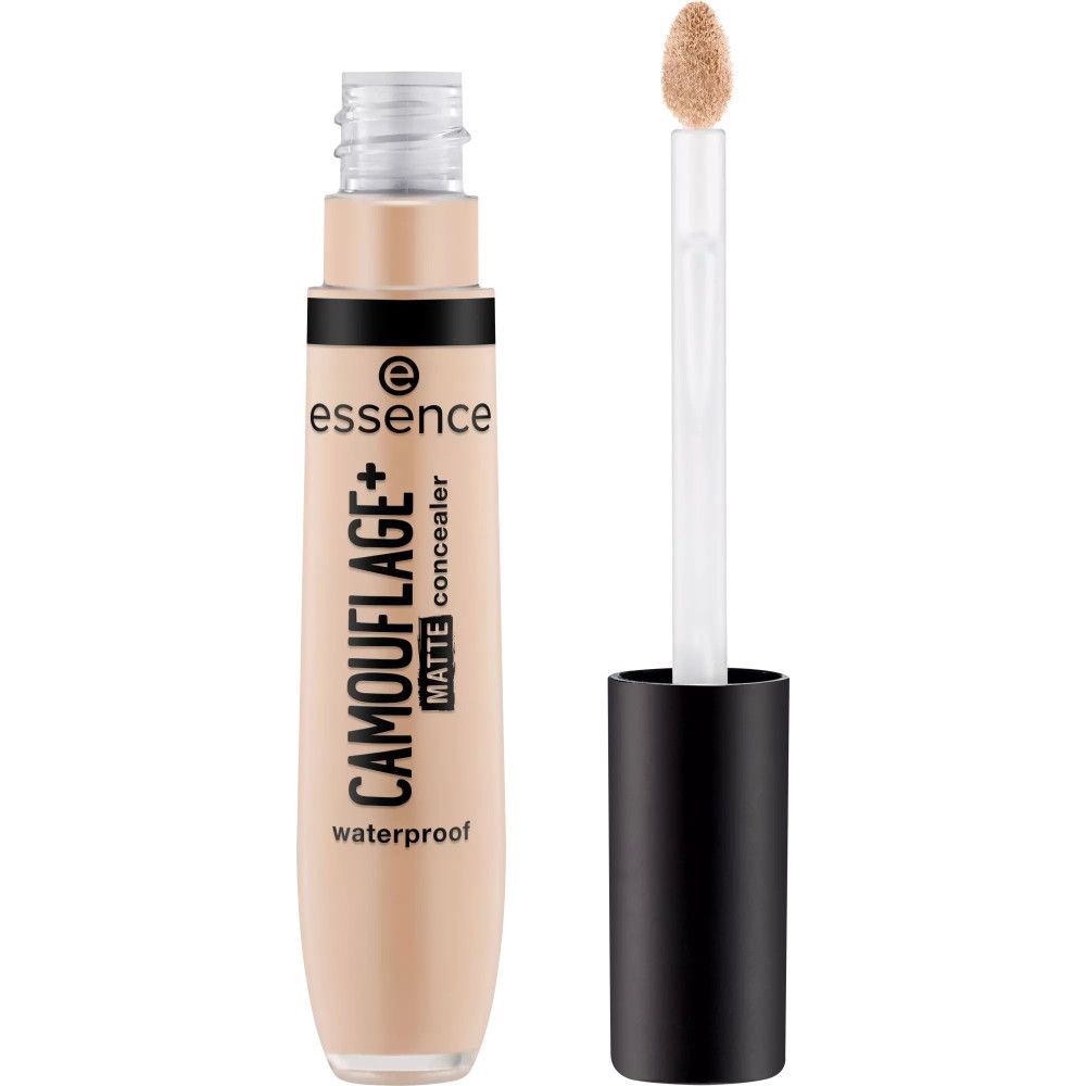 Concealer-Tube, geöffnet, mit Applikator. Aufschrift: CAMOUFLAGE+ matte concealer, waterproof. Marke: essence.