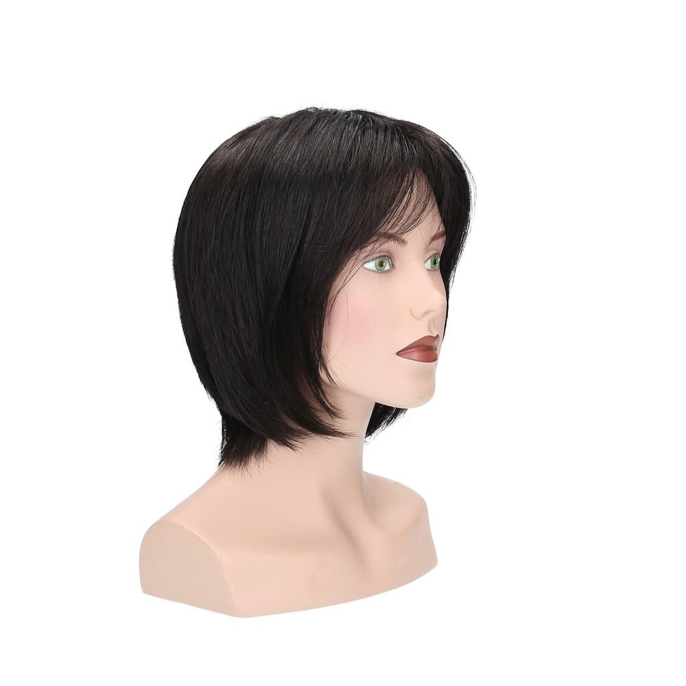 Dunkelbraune Perücke auf einem Schaufensterkopf. Dreiviertelansicht. Kurze, glatte Haare.