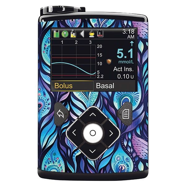 Medizinprodukt mit Display. Oberfläche mit blauem Pfauenmuster. Zeigt Messwerte und Bedienelemente. Schwarze Tasten und Drehknopf.