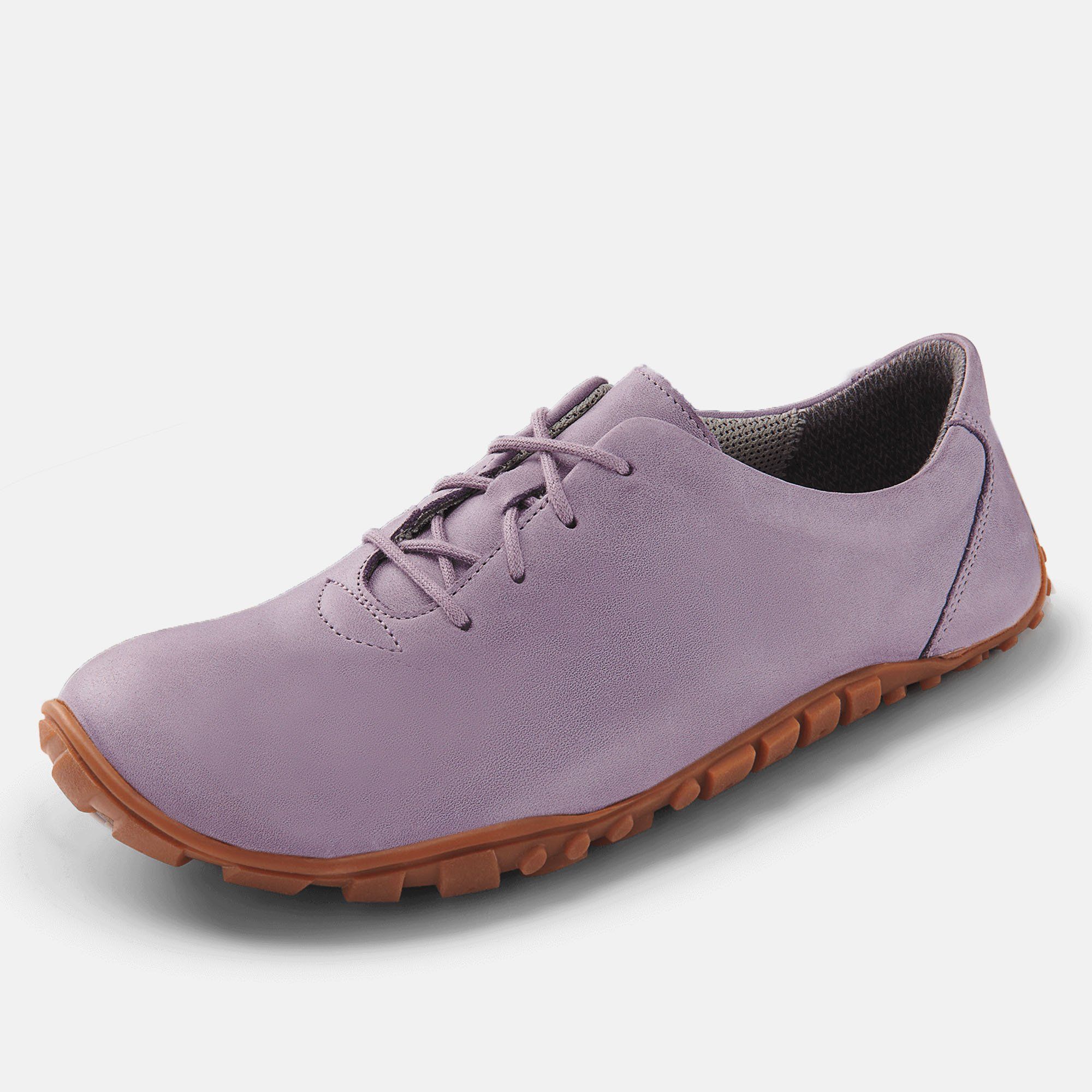 Lilafarbener Schnürschuh mit brauner Sohle. Der Schuh ist von der Seite fotografiert.