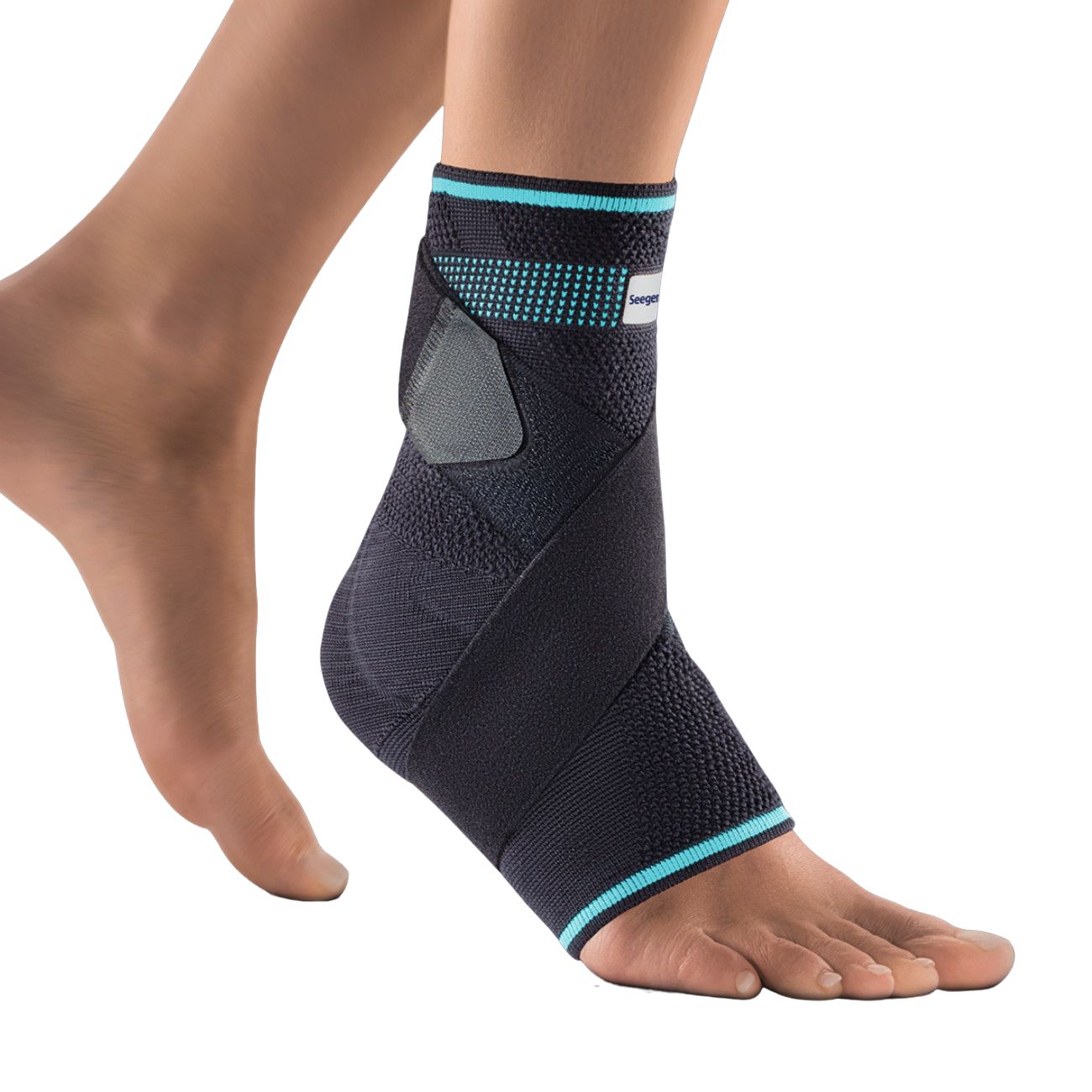 Knöchelbandage Komfort Plus, schwarz mit türkis Akzenten. Klettverschluss und Bandage am Knöchel. Auf einem Fuß getragen.