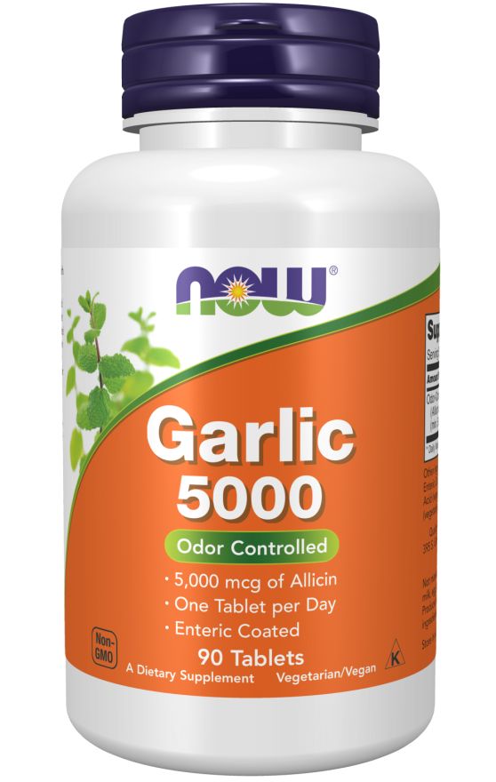 Weiße Flasche mit orangefarbenem Etikett. Aufschrift: NOW, Garlic 5000, 90 Tabletten. Deckel blau. Vegetarisch/Vegan.