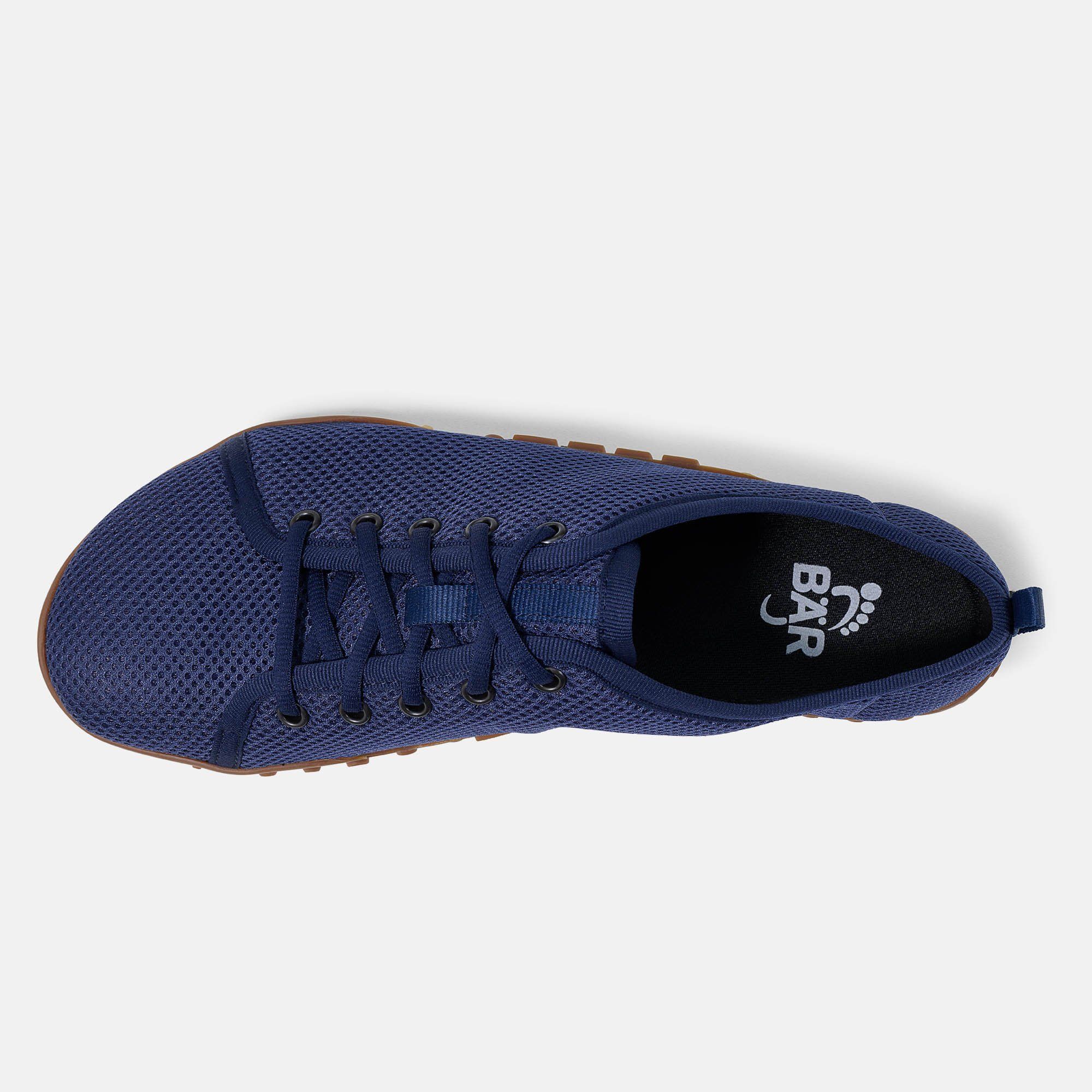 Draufsicht auf blauen Herren-Schnürschuh. Mesh-Obermaterial, Schnürsenkel, Ösen und Zuglasche. Braune Sohle. BAR-Logo.