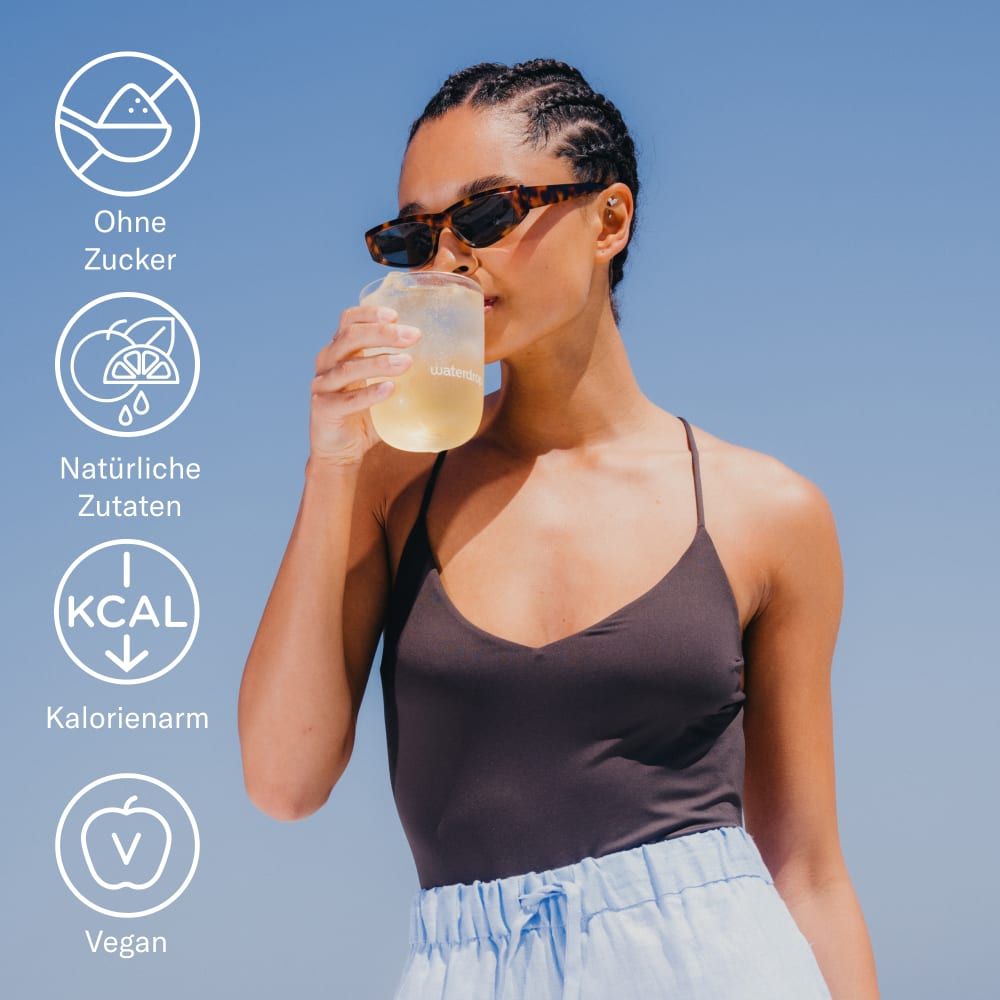 Frau trinkt Getränk, daneben Icons: ohne Zucker, natürliche Zutaten, kalorienarm, vegan.