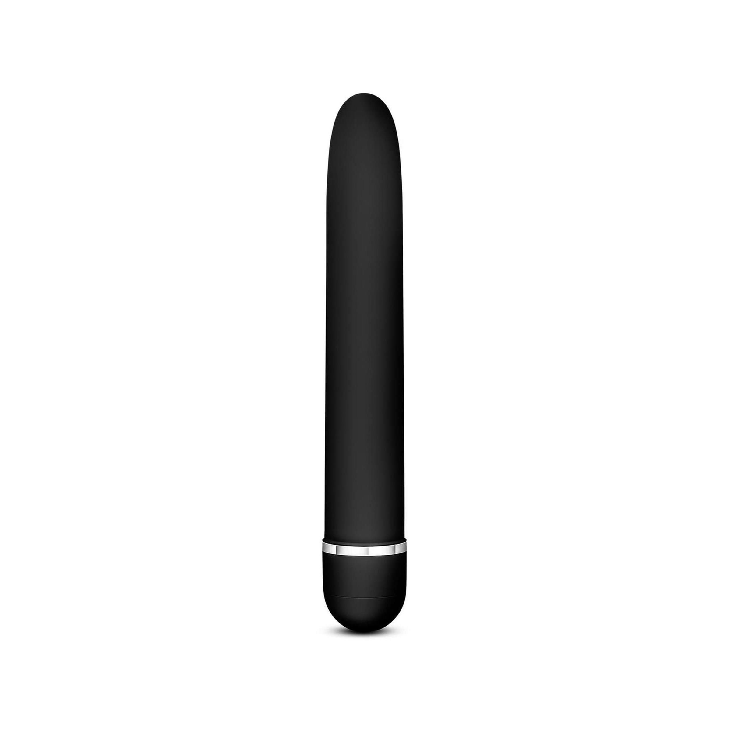 Schwarzer Vibrator mit silbernem Akzent am Kopf. Zylindrische Form. Auf weißem Hintergrund.