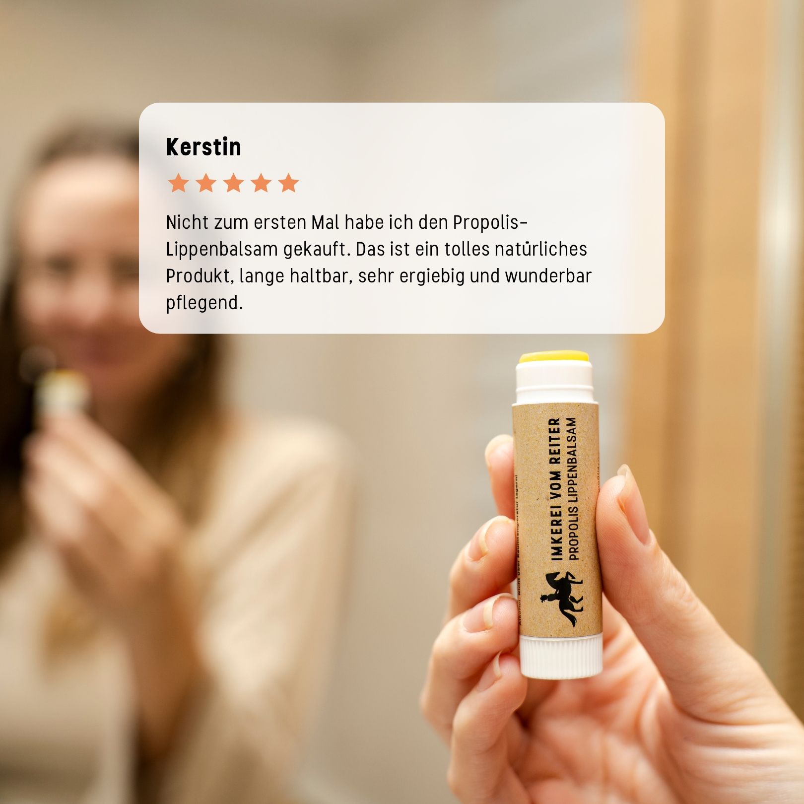 Hand hält Lippenbalsam-Stift vor Spiegel. Textblase: Kerstin, 5 Sterne. Text: tolles natürliches Produkt, langanhaltend, sehr ergiebig, wunderbar pflegend.