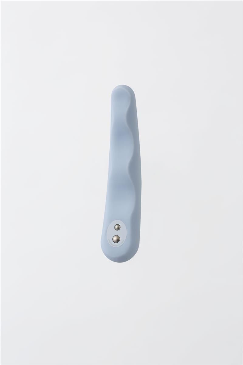 Hellblauer Vibrator mit wellenförmiger Oberfläche und zwei Knöpfen. Vertikale Ansicht.