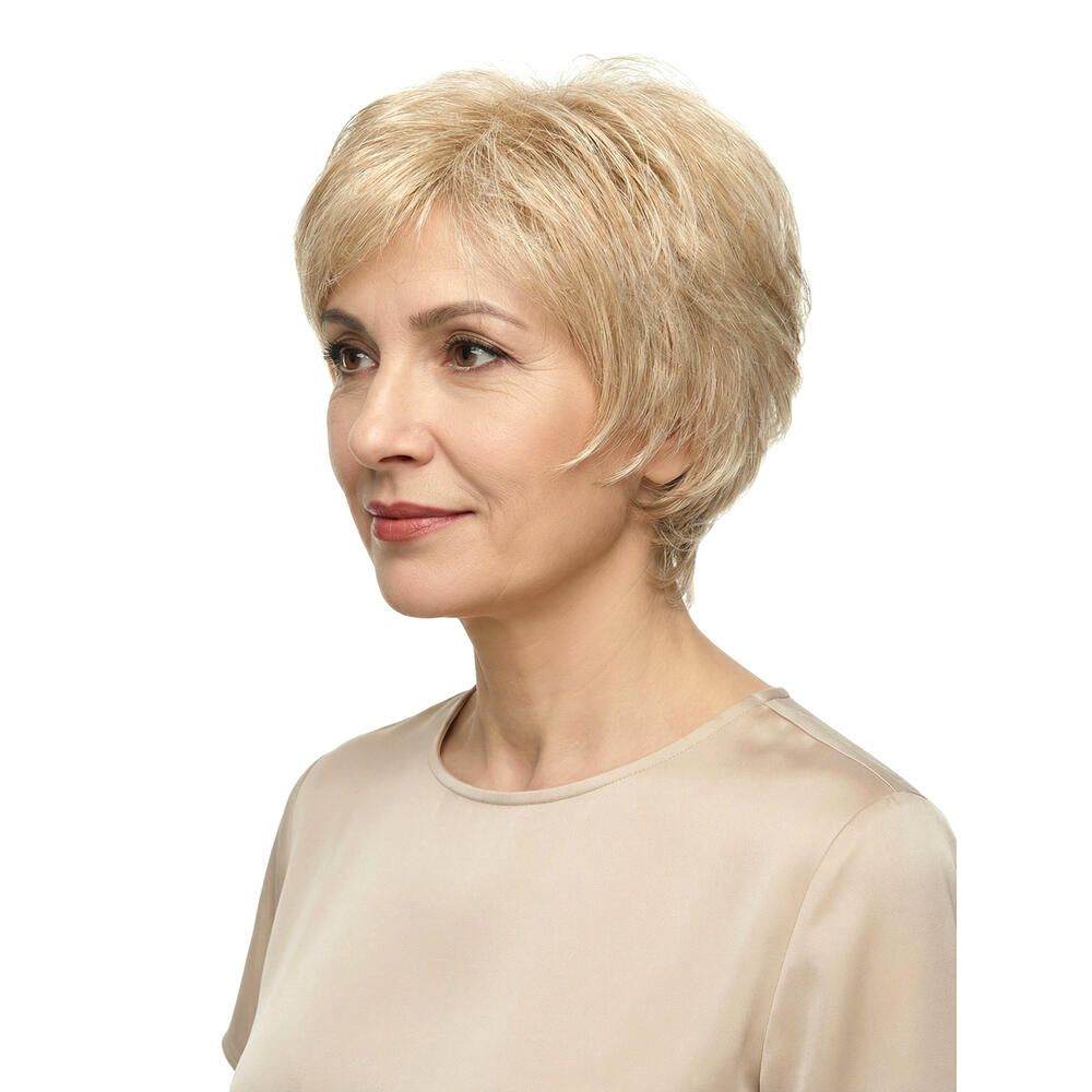 Blonde Perücke mit kurzem Schnitt. Seitenansicht einer Frau mit beigem Oberteil. Natürlicher Haaransatz.