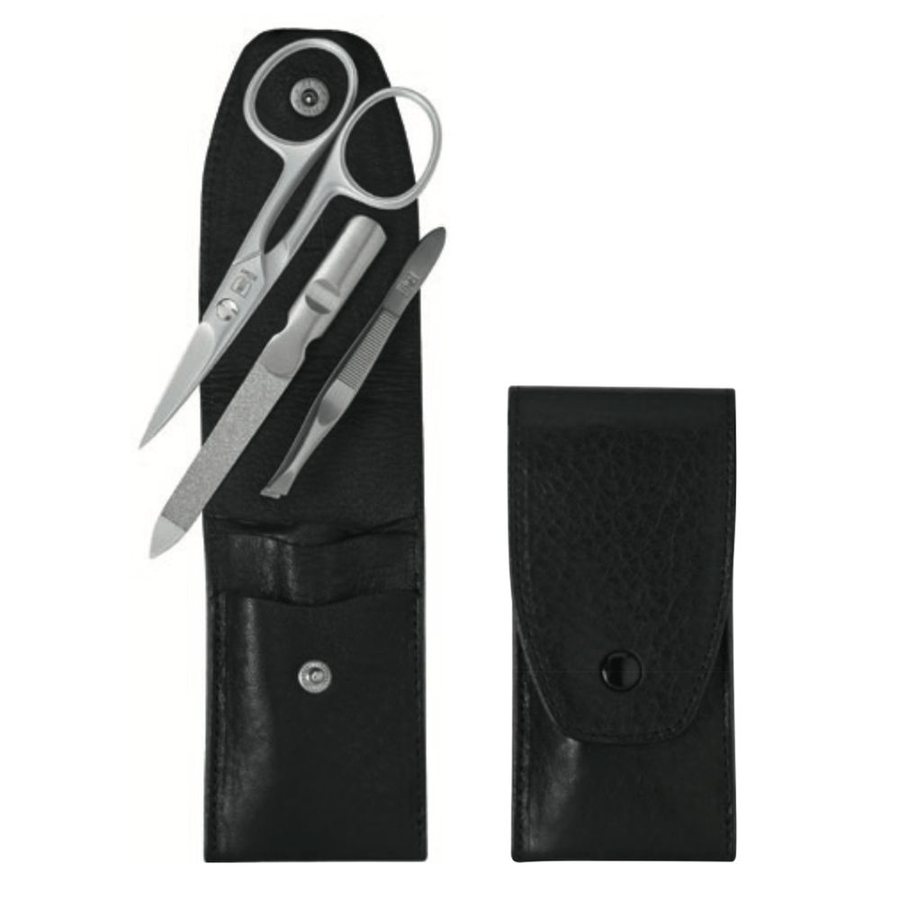 Schwarzes Lederetui mit Maniküre-Set. Enthält Schere, Nagelfeile, Nagelknipser und Pinzette. Geschlossen mit Druckknopf.