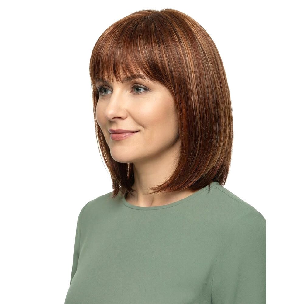Perücke Mola von trendhair. Bob-Frisur mit Pony, braun mit helleren Strähnen. Frau trägt die Perücke.
