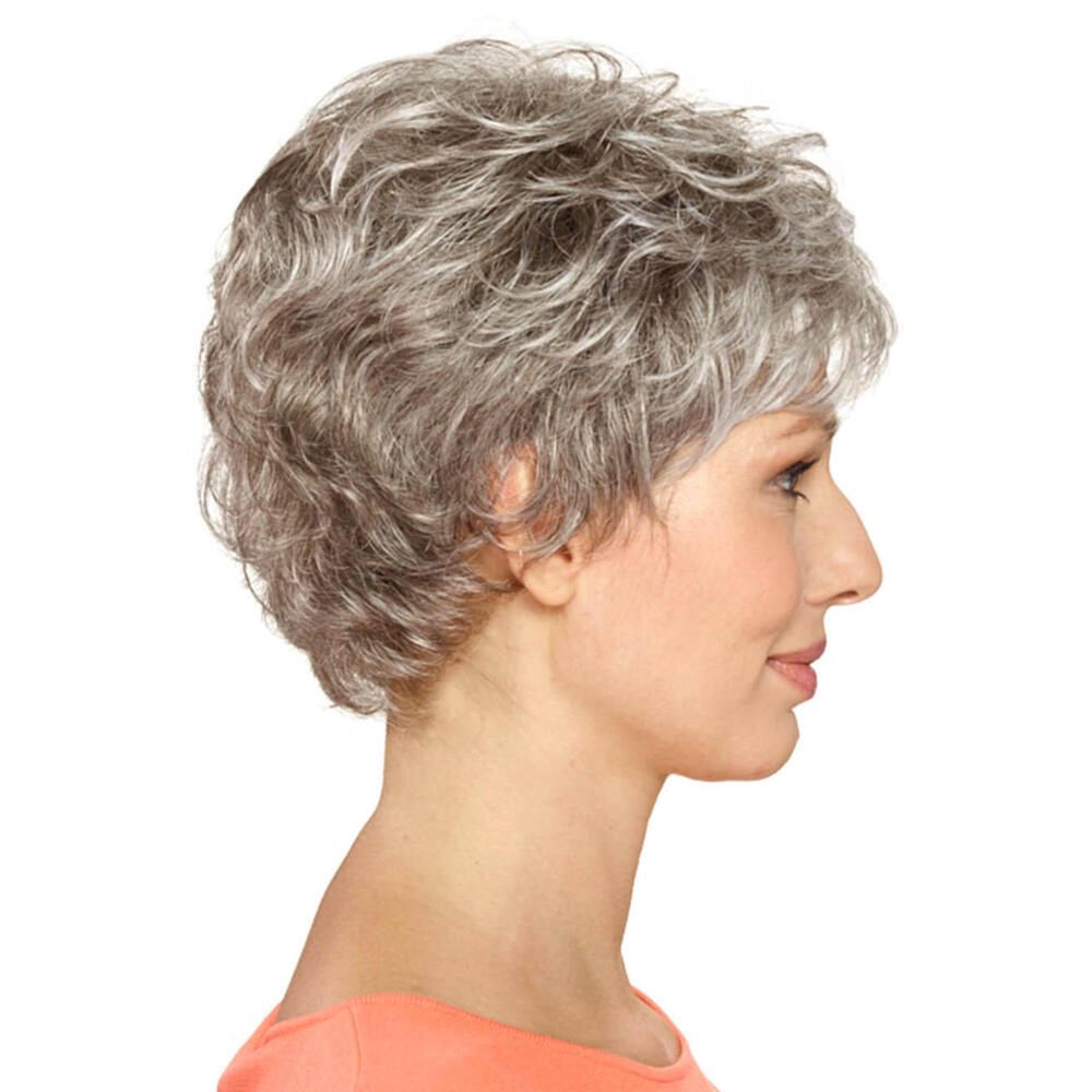 Kurzhaarperücke mit grauen Locken. Seitenansicht.