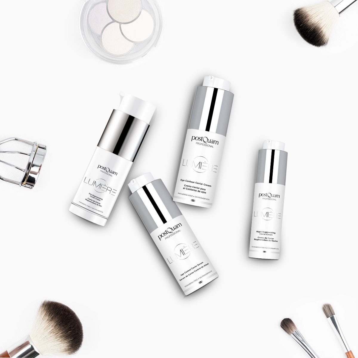 Mehrere Serumflaschen, Make-up-Pinsel und -Zubehör. Aufschrift: Postquam Lumière.