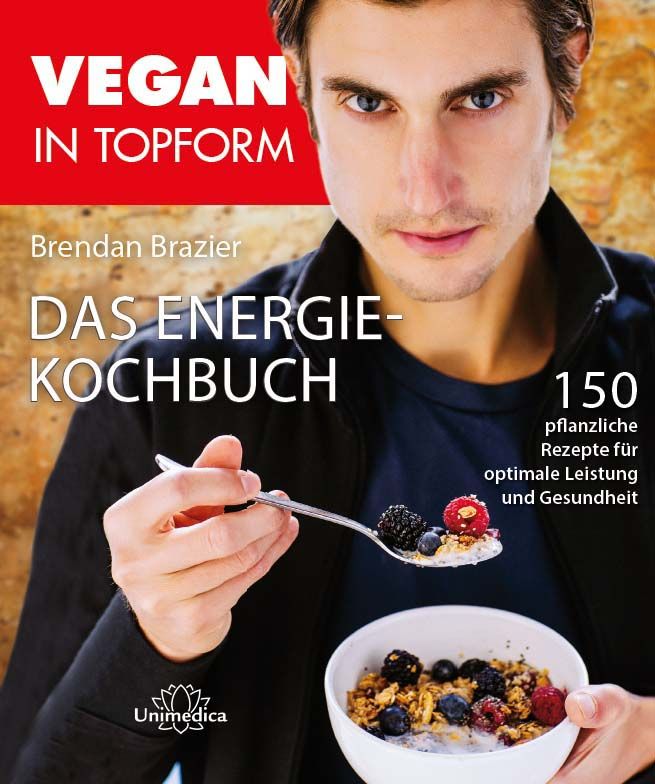 Buchcover mit dem Titel "Vegan in Topform - Das Energie-Kochbuch". Ein Mann hält eine Schüssel mit Müsli und einen Löffel mit Beeren.