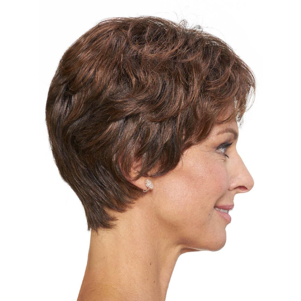 Perücke MONTREAL von DELUXE. Kurze, braune Kunsthaarperücke. Seitenansicht einer Frau mit Perücke.